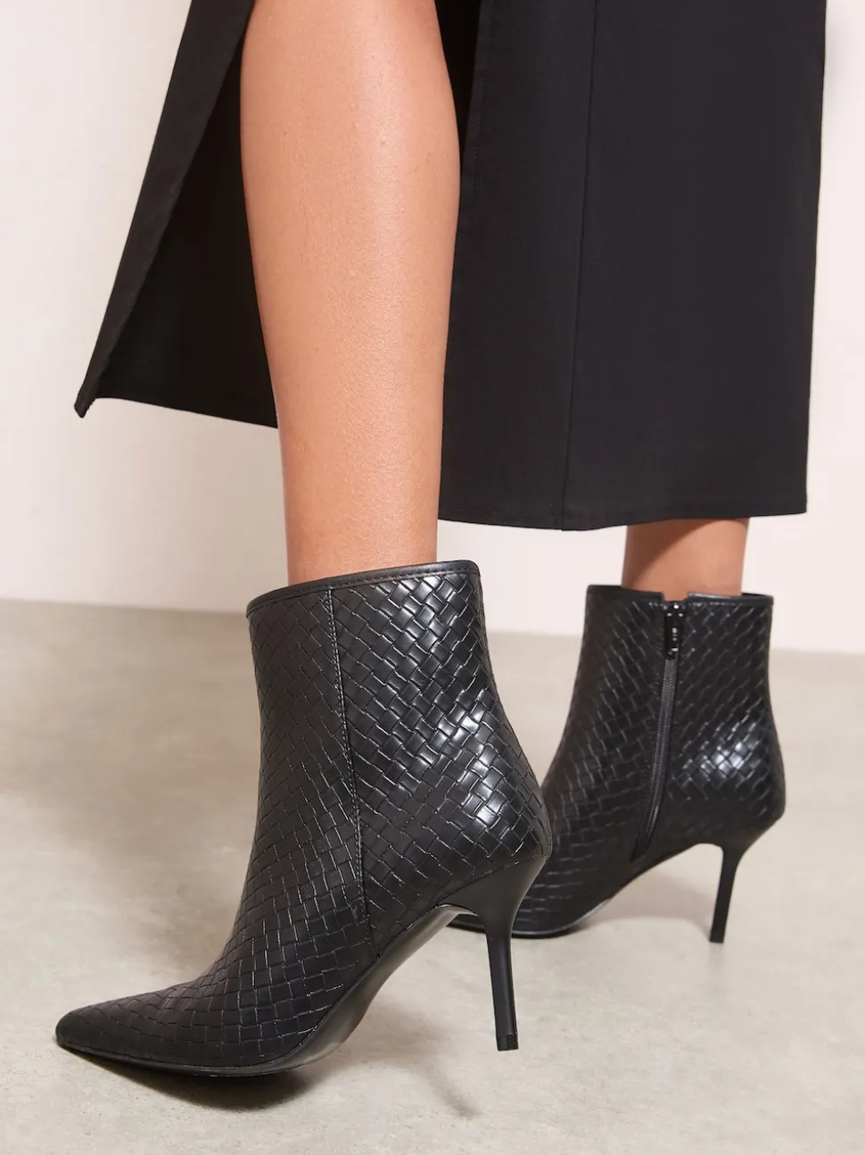 Noir - Friends Like These bottes tissées en faux cuir à talon milieu et bout pointu