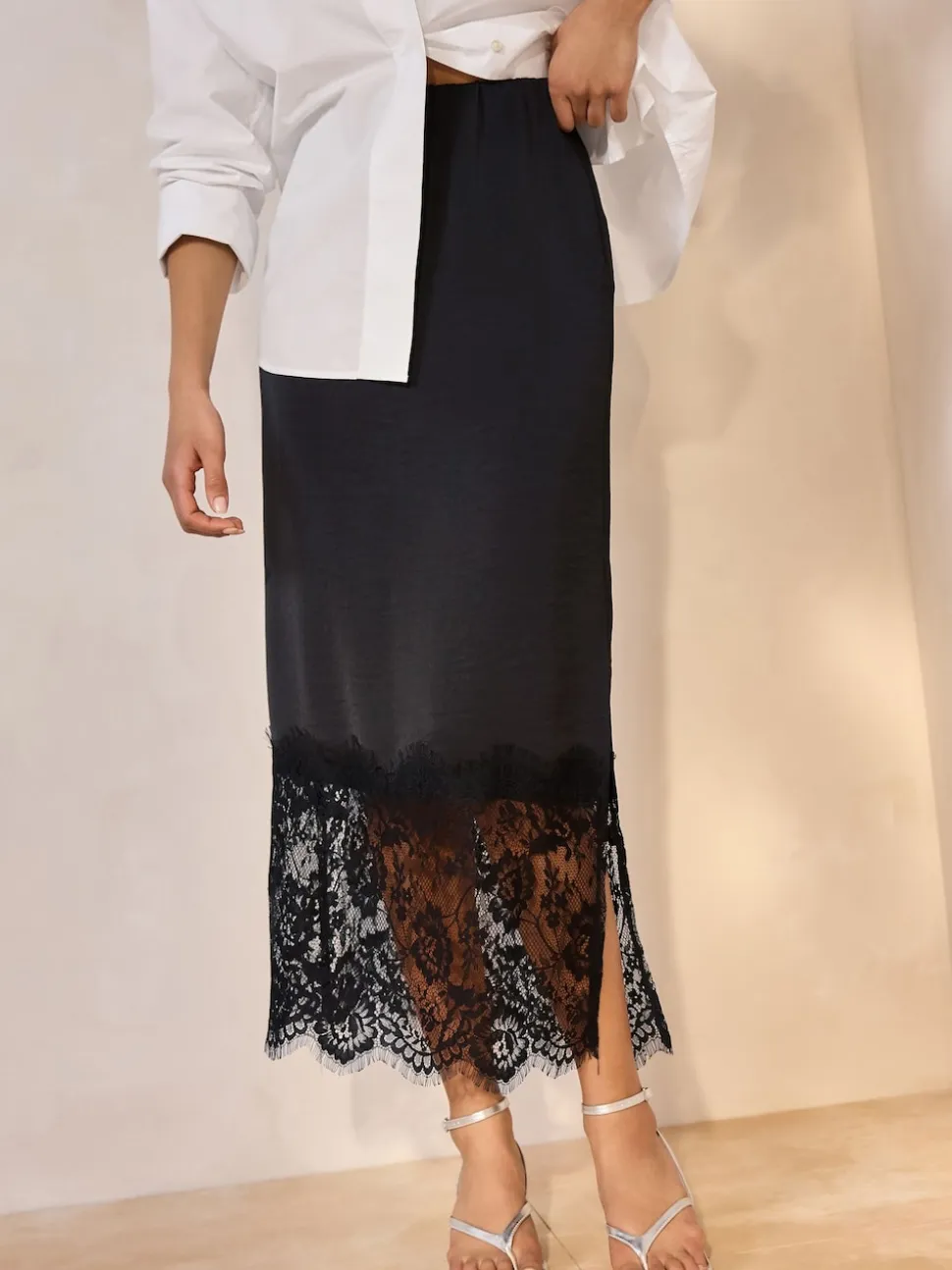 Noir - Jupe mi-longue en satin bordée de dentelle