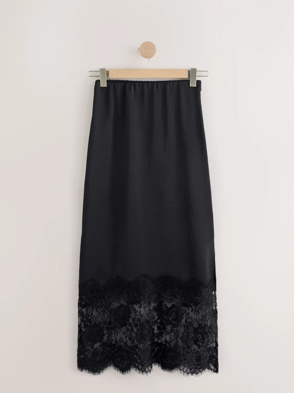 Noir - Jupe mi-longue en satin bordée de dentelle