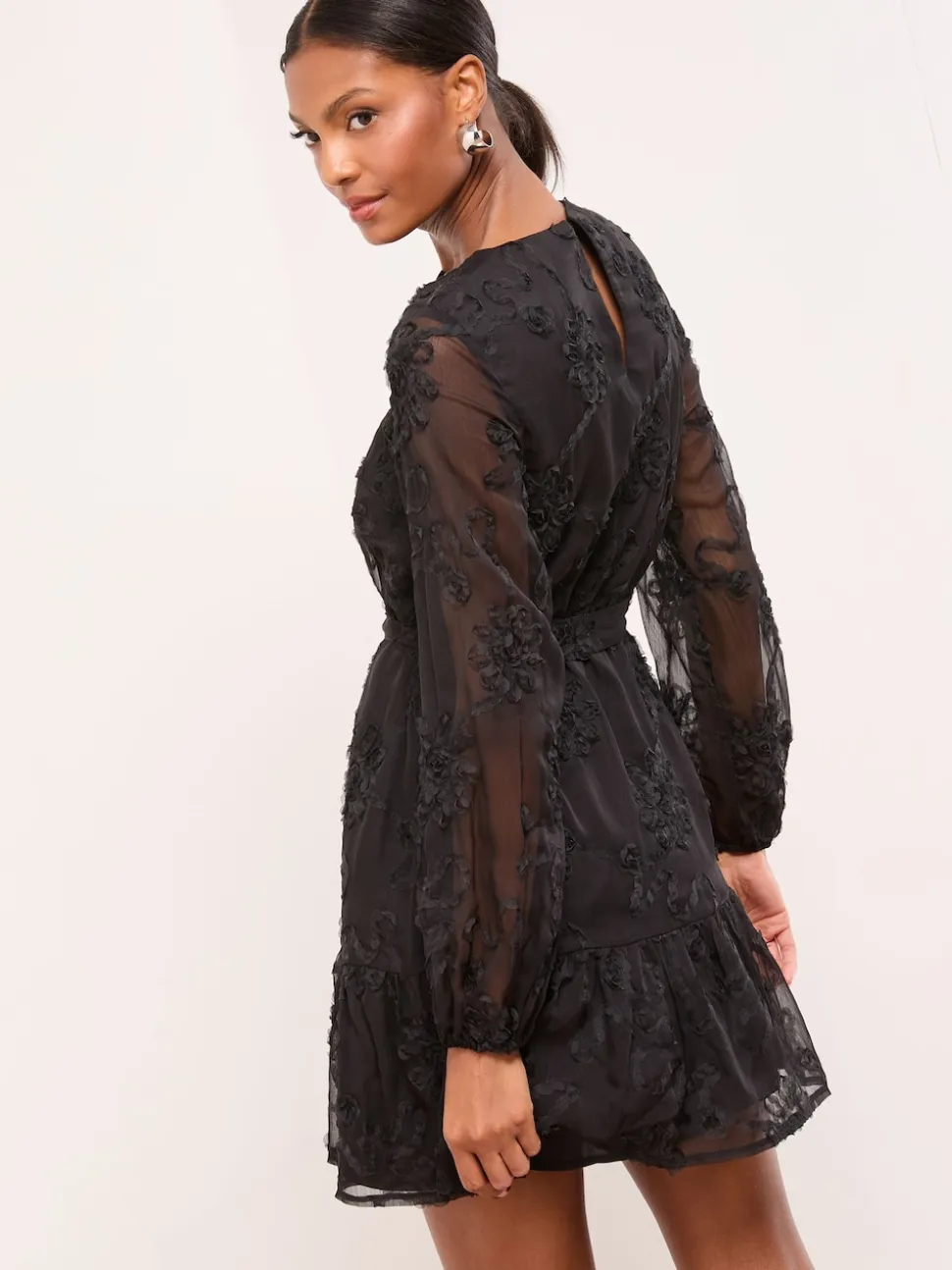 Noir - Lipsy robe courte manches longues en dentelle 3D
