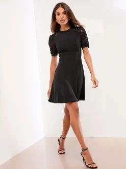 Noir - Lipsy Robe en jersey à manches courtes Underbust