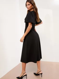 Noir - Lipsy Robe mi-longue évasée à Manches courtes à Col rond avec ceinture Or