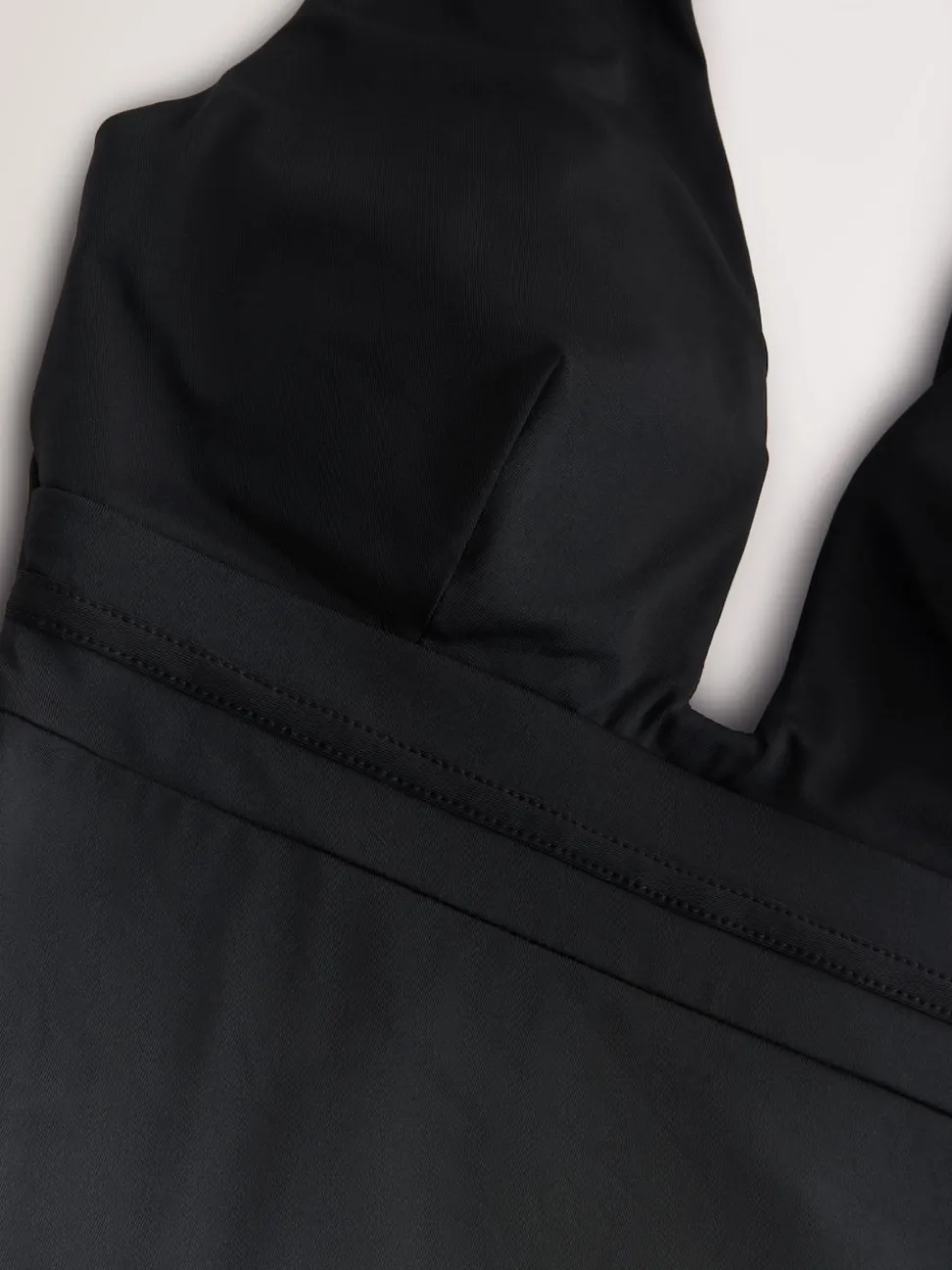 Noir - Maillot de bain plongeant et galbant avec contrôle du ventre