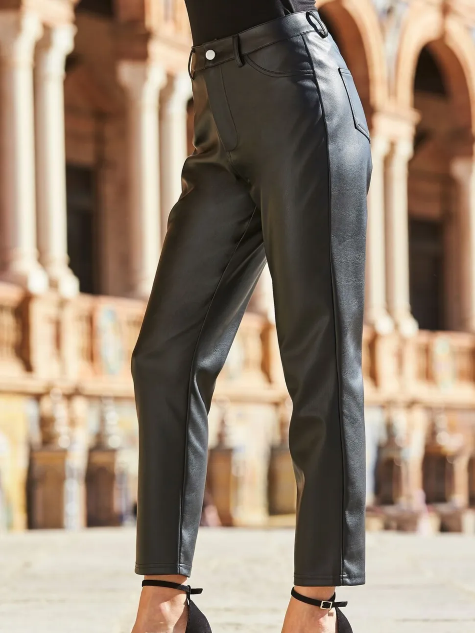 Noir - Pantalons droits en similicuir Sosandar