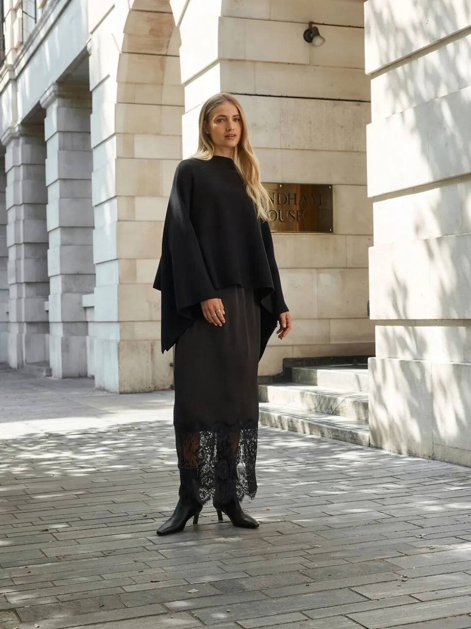 Noir - Poncho cape en maille fine