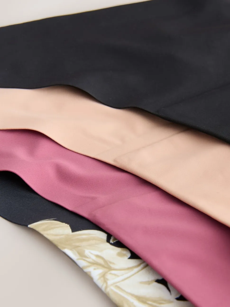 Noir / Praline nude / Rose fleuri - Lot de 4 culottes menstruelles Invisible Light Flow