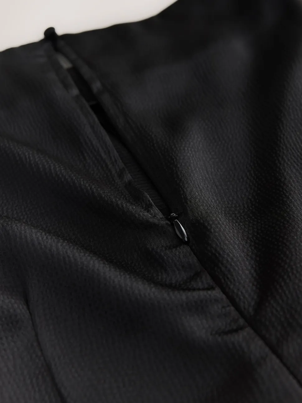 Noir - Robe mi-longue texturée en Satin à Manches courtes torsadée sur le devant