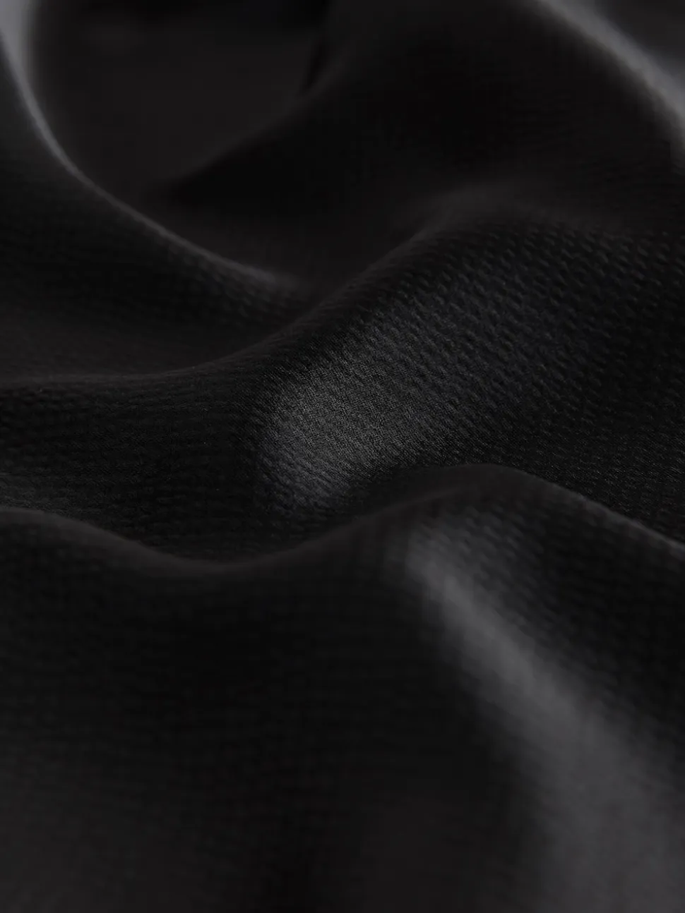 Noir - Robe mi-longue texturée en Satin à Manches courtes torsadée sur le devant