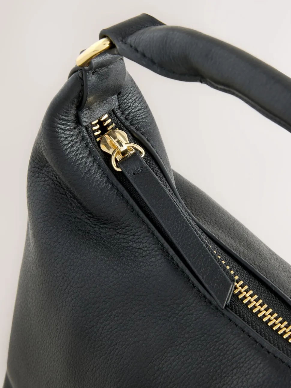 Noir - Sac à main fendu en cuir