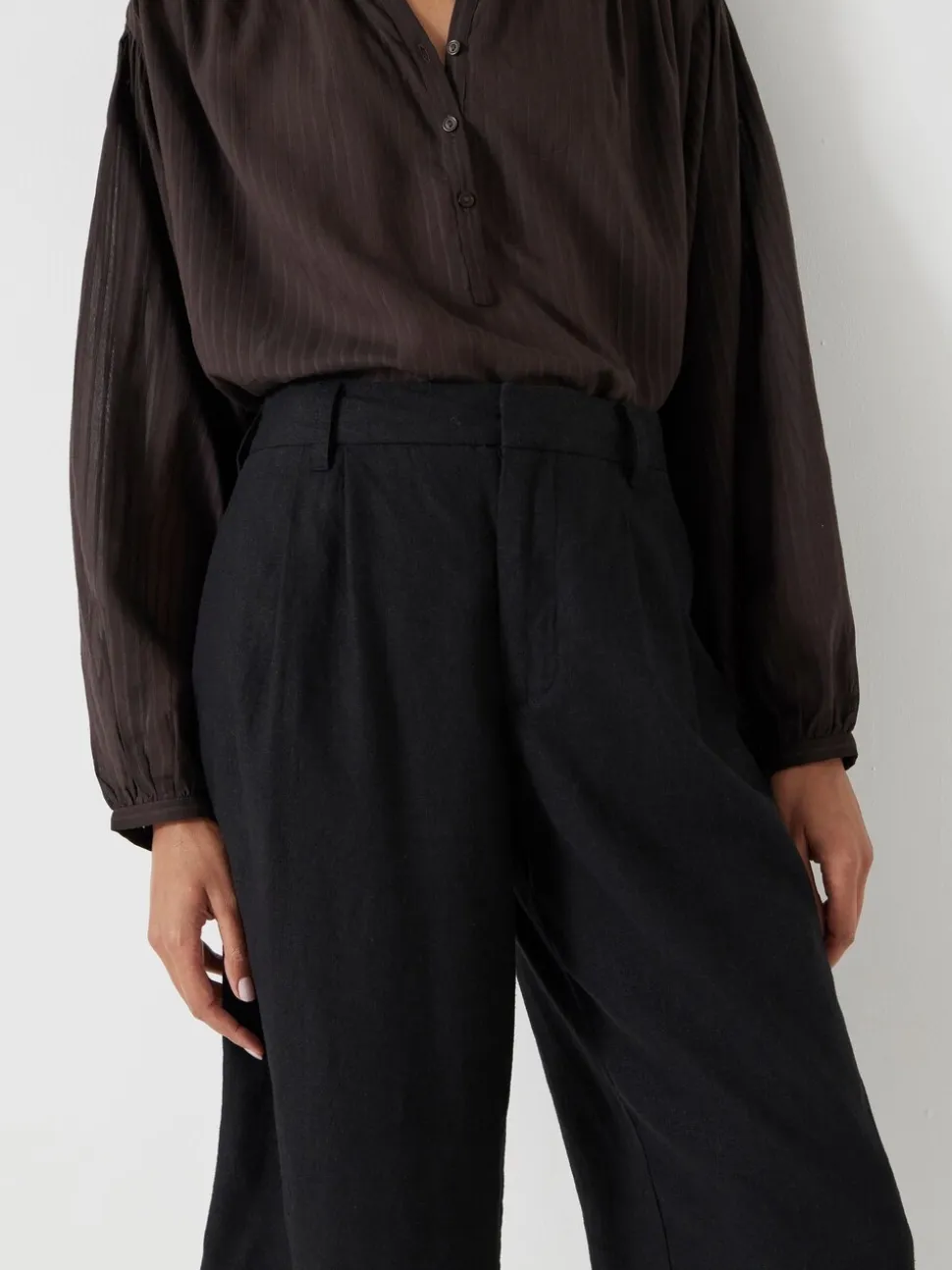 Noir - Short Hush Linen Blend Lya Bermuda
