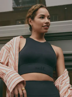 Noir - soi-même. Brassière de sport sans coutures