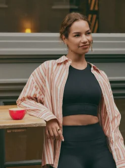 Noir - soi-même. Brassière de sport sans coutures