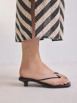 Noir - Talons bas à bout carré