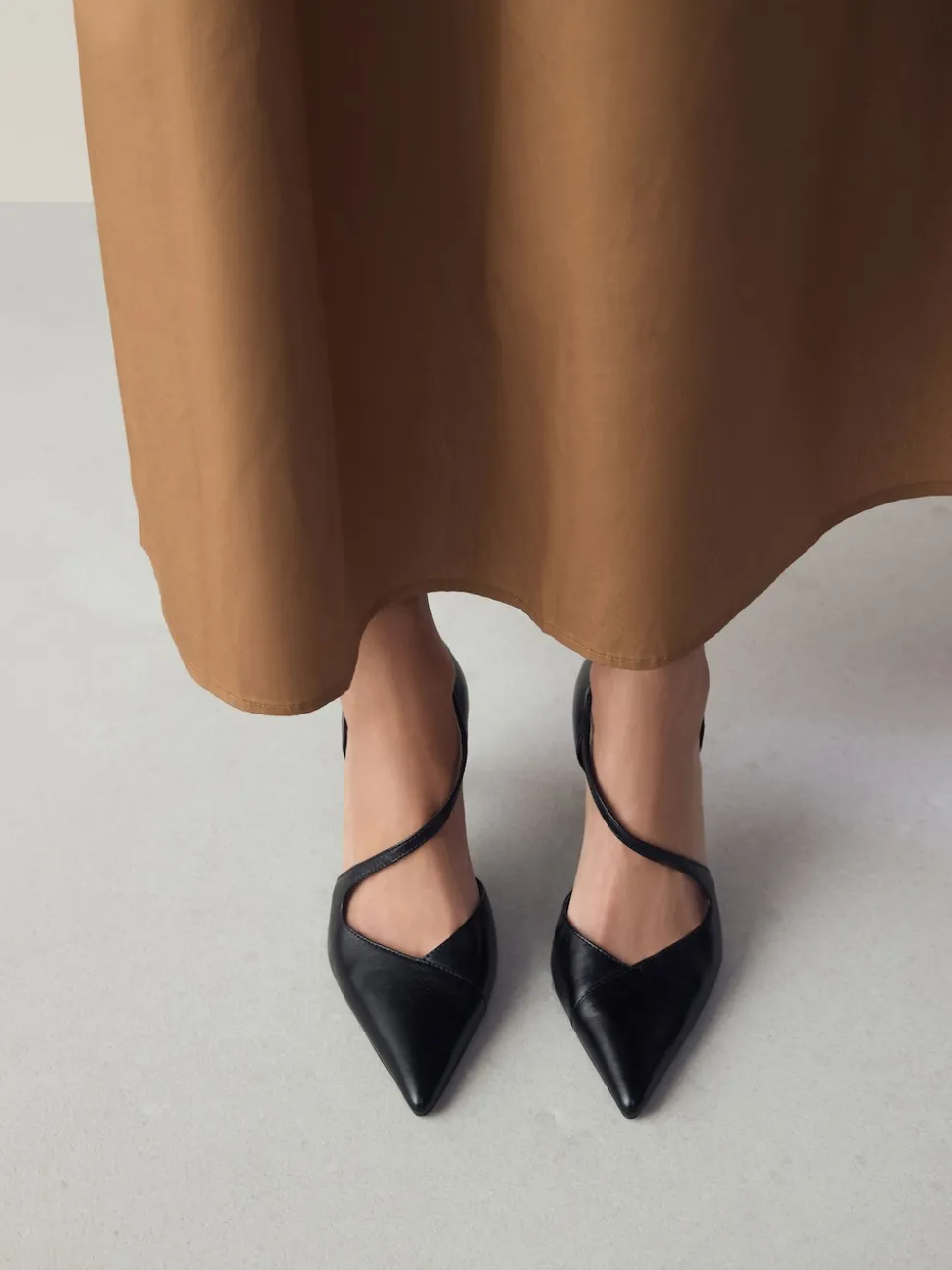 Noir - Talons de cour asymétriques en cuir haut de gamme