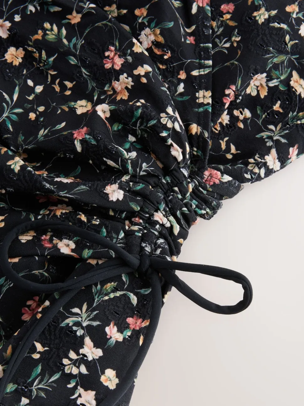Noir broderie Ditsy - Maillot de bain gainant le ventre froncé
