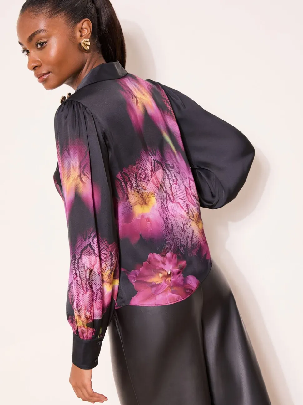 Noir rose imprimé floral - Lipsy chemise militaire en satin à boutons