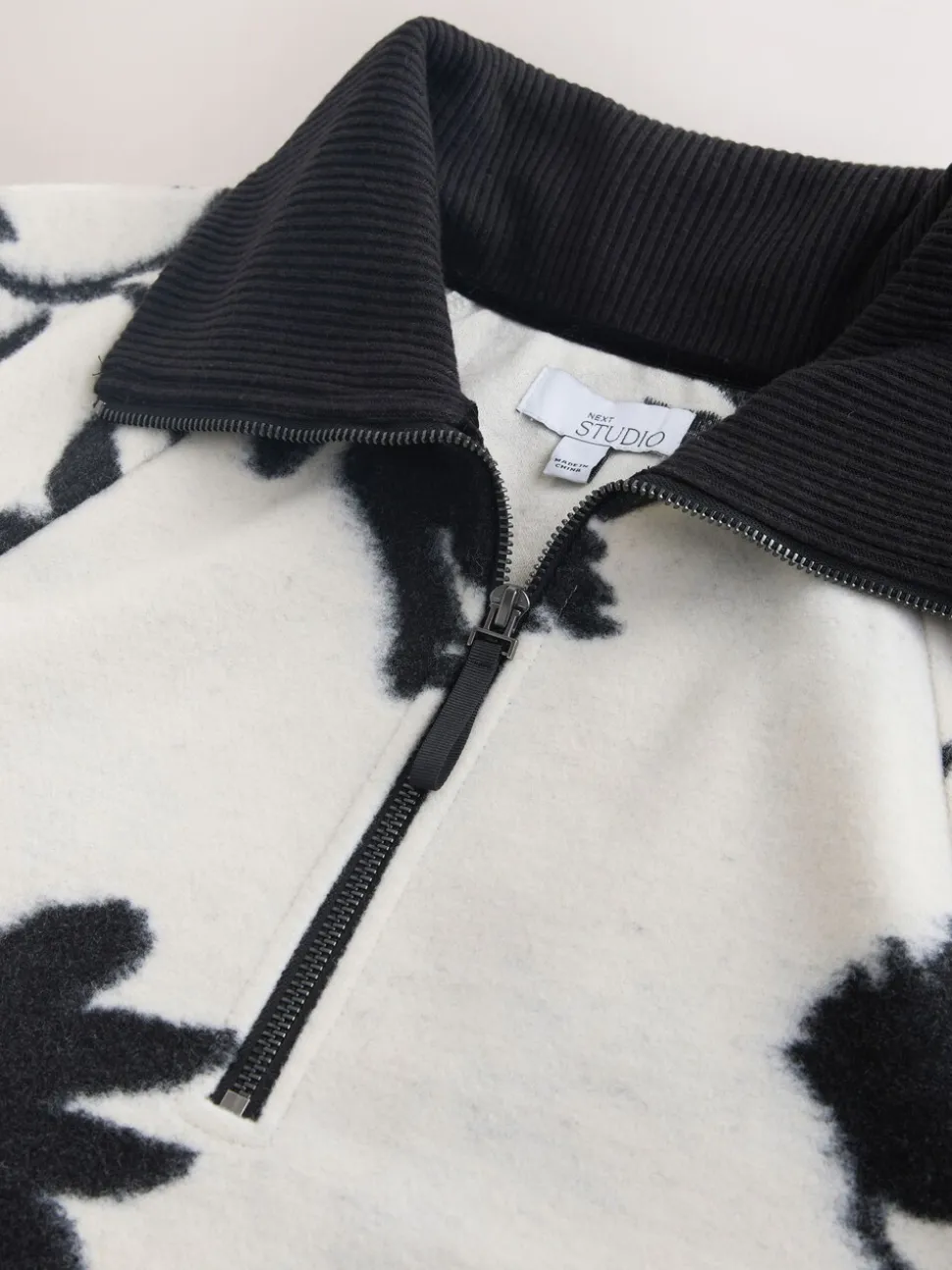 Noir/blanc à fleurs - Polaire à col zippé