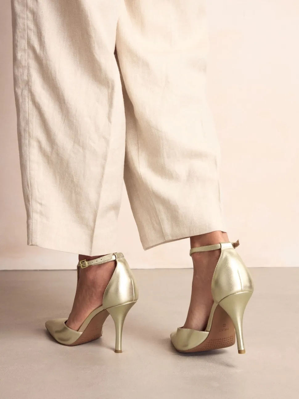 Or - Chaussures à talons en cuir à bout pointu