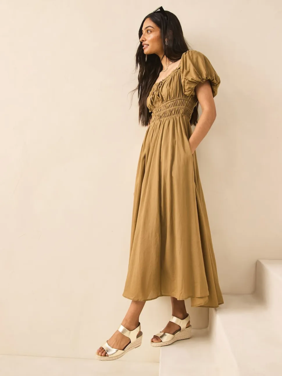 Or - Chaussures compensées à bout élastique avec brides