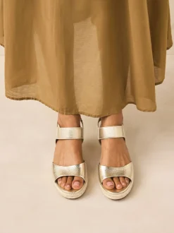 Or - Chaussures compensées à bout élastique avec brides