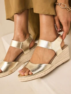 Or - Chaussures compensées à bout élastique avec brides