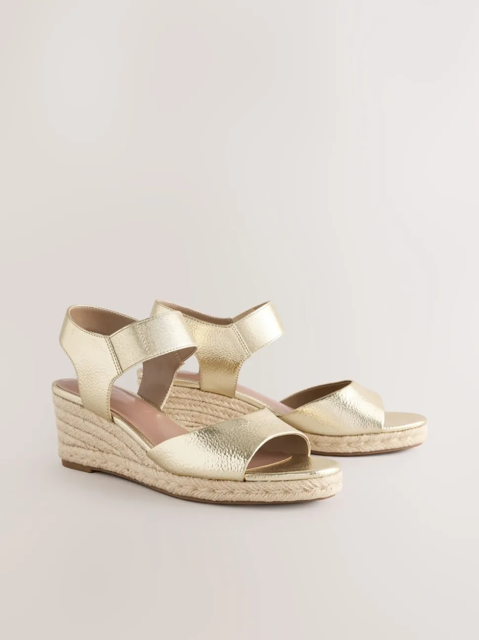 Or - Chaussures compensées à bout élastique avec brides