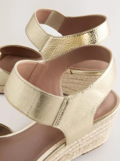 Or - Chaussures compensées à bout élastique avec brides