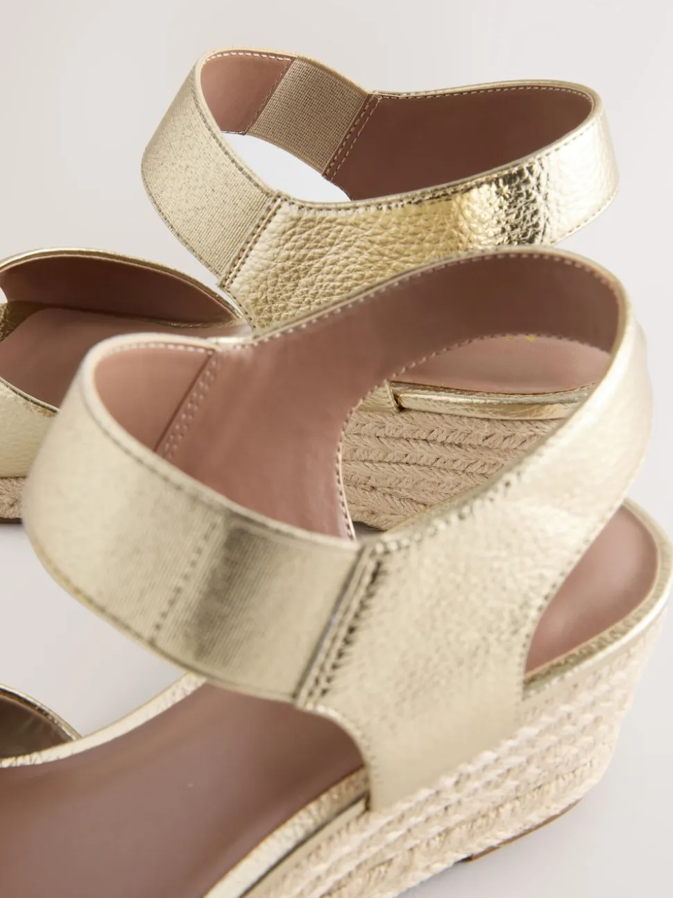 Or - Chaussures compensées à bout élastique avec brides