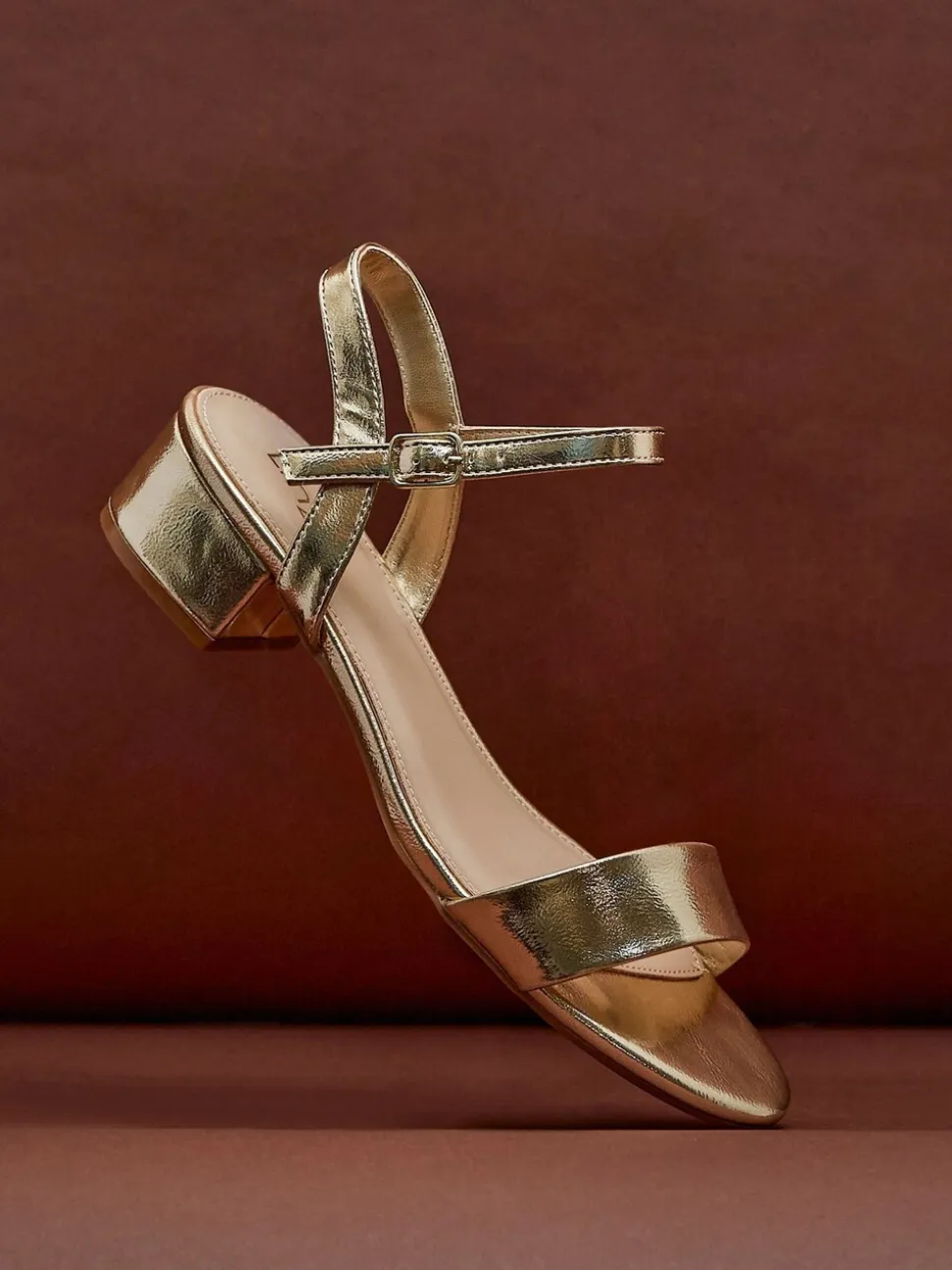Or - Linzi Kezzi à peine là Sandales à talons bas