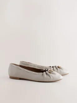 os - Chaussures plates Forever Comfort® en cuir à breloque froncée