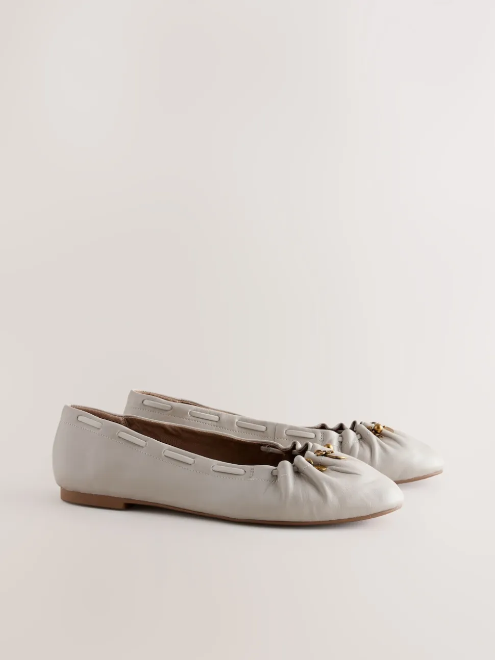 os - Chaussures plates Forever Comfort® en cuir à breloque froncée