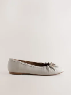 os - Chaussures plates Forever Comfort® en cuir à breloque froncée