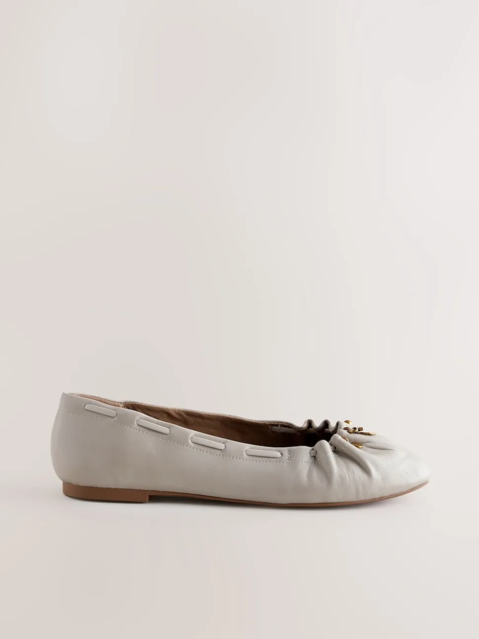 os - Chaussures plates Forever Comfort® en cuir à breloque froncée