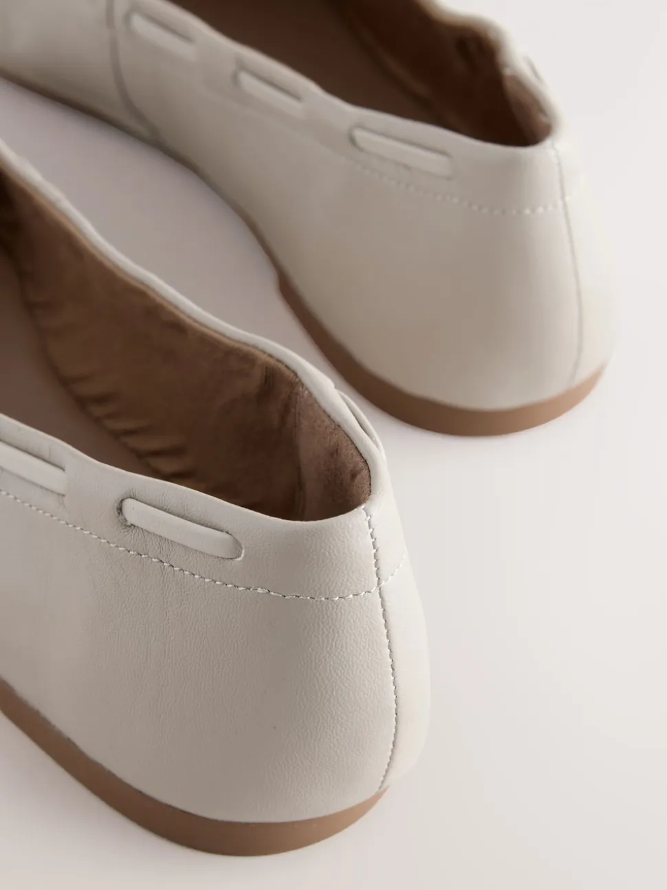 os - Chaussures plates Forever Comfort® en cuir à breloque froncée