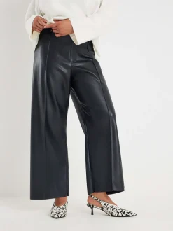 Pantalons River Island raccourcis en similicuir à coutures