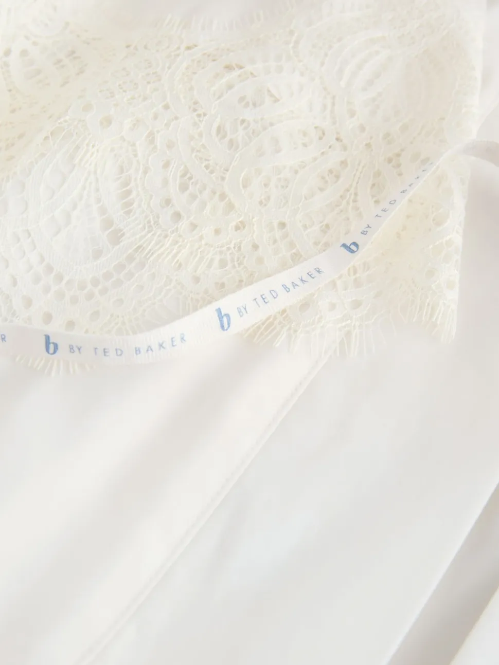 Peignoir B by Ted Baker écru en satin et dentelle
