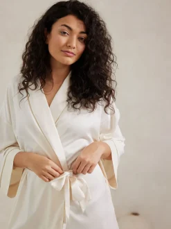 Peignoir Chelsea Peers en satin bordé de dentelle