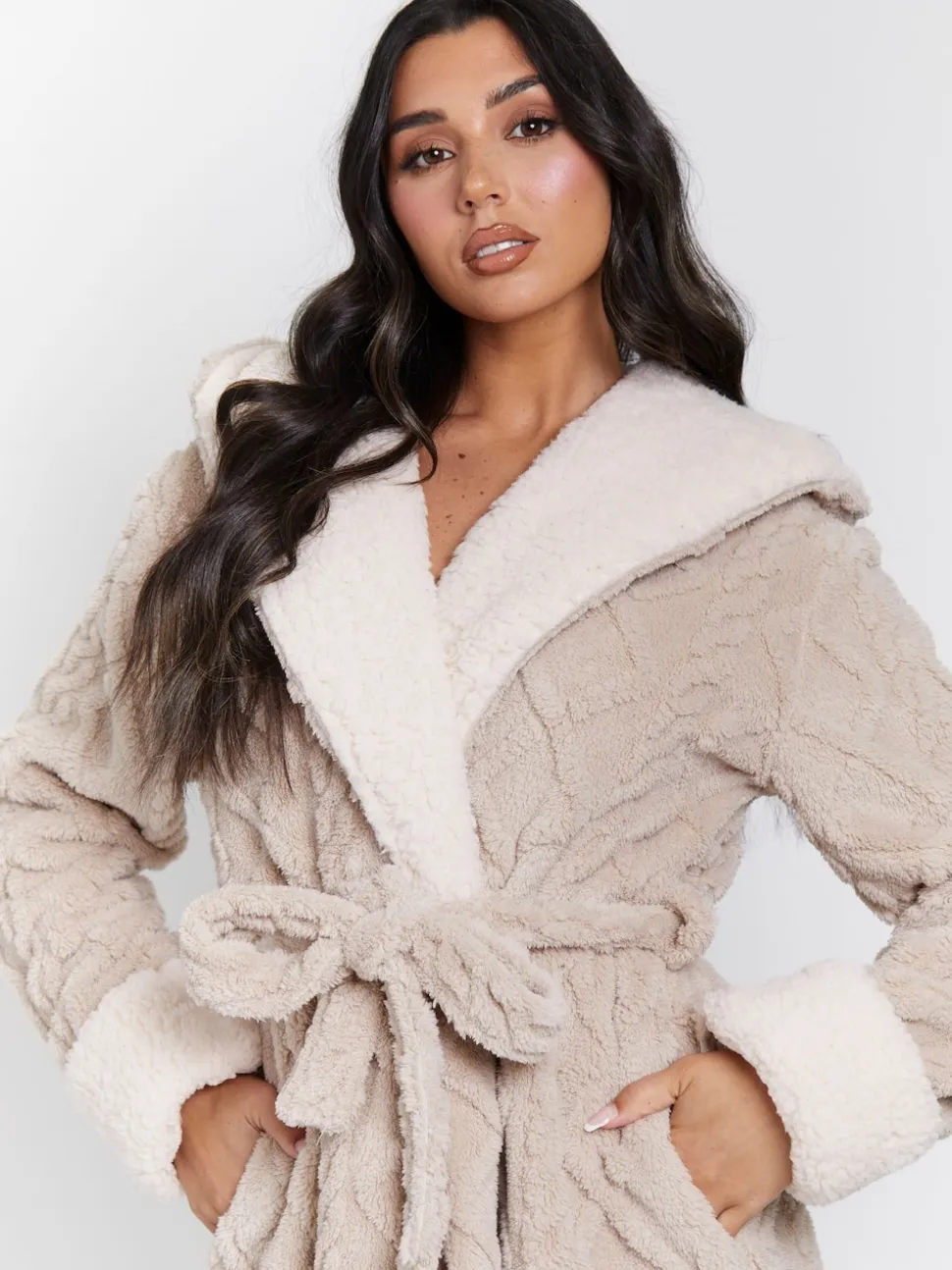 Robe de chambre mi-longue Loungeable à capuche et découpes en maille torsadée