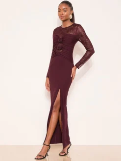 Robe longue froncée Lipsy bordeaux bordée de dentelle