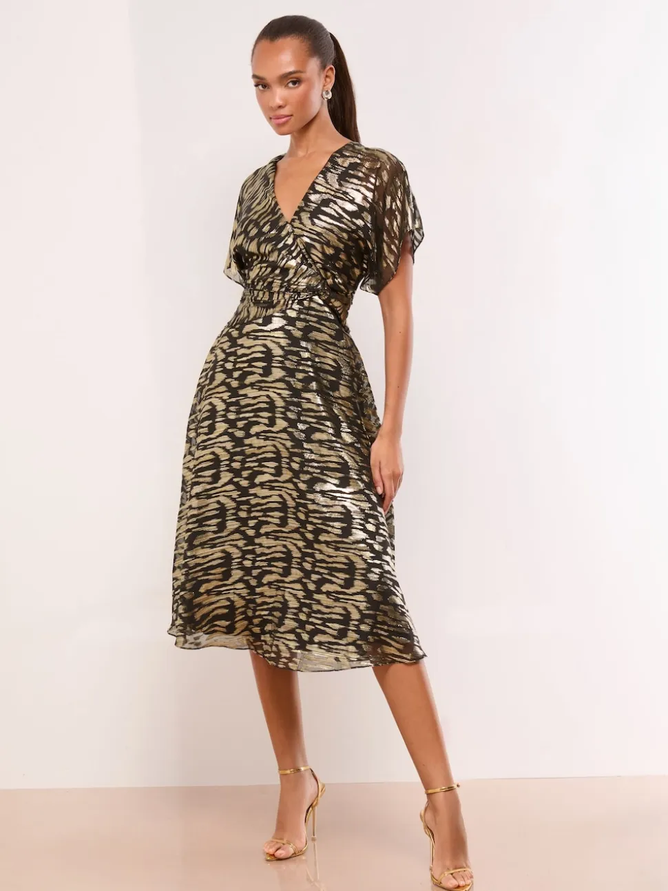 Robe mi-longue ajustée et évasée à col en V imprimée Lipsy métallisée
