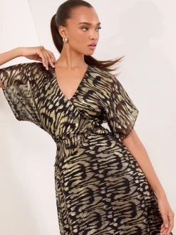 Robe mi-longue ajustée et évasée à col en V imprimée Lipsy métallisée