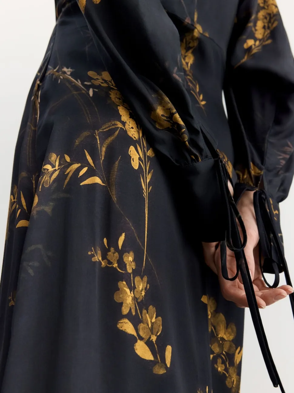 Robe Mi-longue BHOEM Satin Fleuri Imprimé Noir Kimono