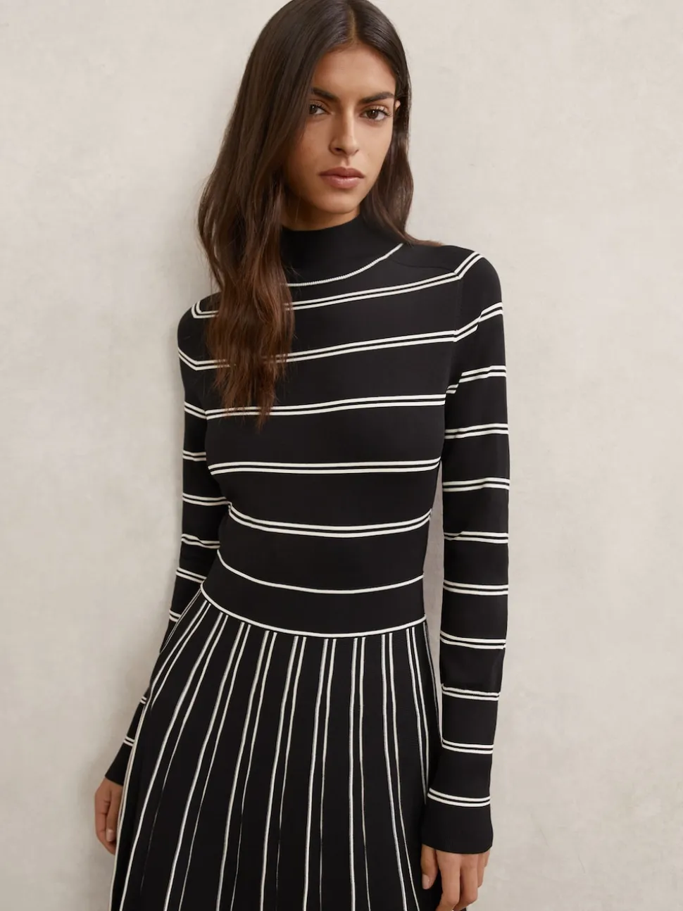 Robe mi-longue Reiss Amber à rayures plissée en maille