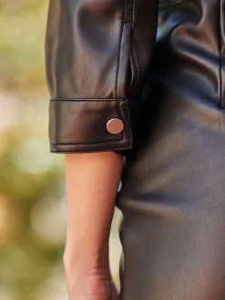 Robe mi-longue Sosandar en similicuir à boutons-pression