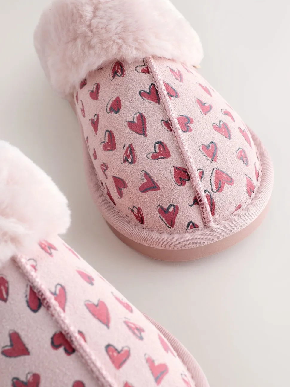 Rose - Chaussons mules en daim doublés de fausse fourrure cœur