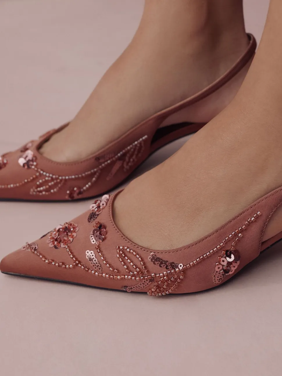 Rose - Forever Comfort Chaussures à talons chatons à bride arrière avec perles en satin
