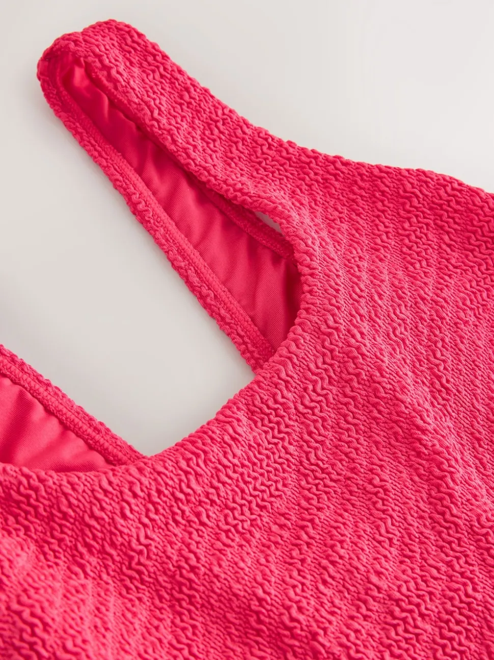 Rose froissé - Maillot de bain à encolure dégagée avec contrôle du ventre à larges bretelles