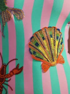 Rose/vert rayé - Maillot de bain à encolure dégagée gainant avec ornements perlés