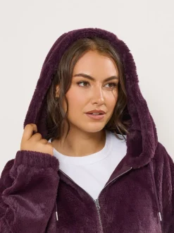 Rouge - Yours Curve Polaire à capuche zippée en fausse fourrure