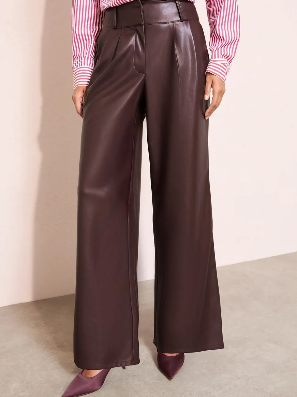 Rouge baie - Friends Like These Pantalons amples plissés en similicuir